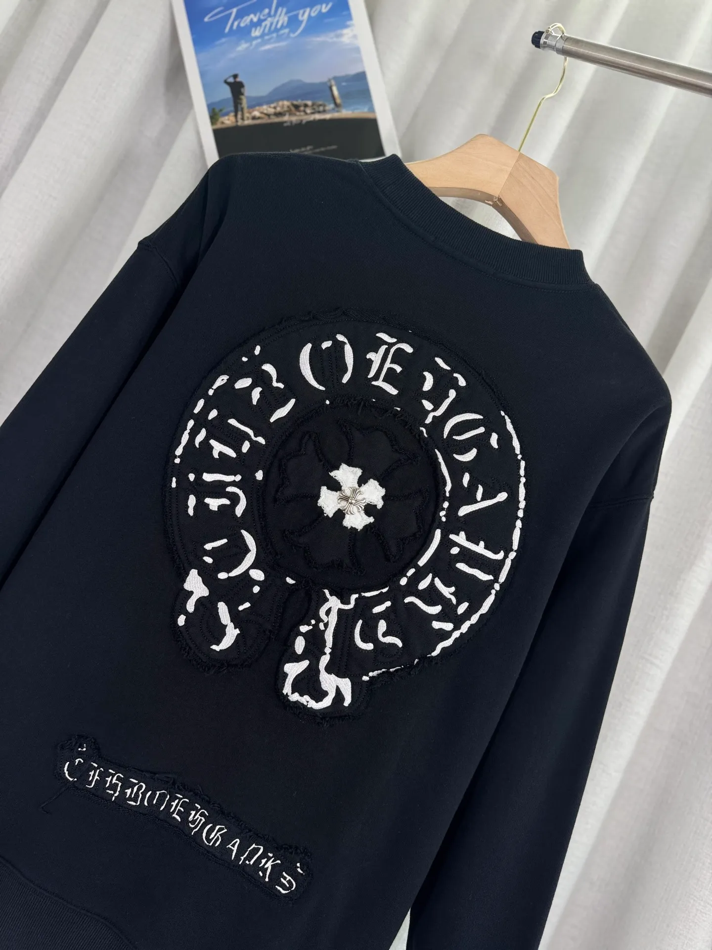 P260 top version, real shot without P, ​​different from market currency) 𝗖𝗵𝗿𝗼𝗺𝗲 𝗛𝗲𝗮𝗿𝘁𝘀/Cro Heart 2025 washed patch embroidery autumn and winter new original single counter American laser burnt 3D three-dimensional color embroidered couple casual sweatshirt 👑The highest version! Customized fabric 420g tripe terry fabric! American acid-washed and distressed original fabric laser burnt ✟appliqué embroidery and exquisite embroidery of letters! The best-selling model in the counter, very comfortable to wear. Accessories: original molded and authenticated collar label➕100% silk wash label. Genuine purchase-grade original hangtag➕matching hanging rope➕3D hanging beads➕original packaging bag. Craftsmanship: The original version has consistent wiring! The highest version of the armhole matching technique! Color: White Black Size: S M L XL Style No.: 25-303